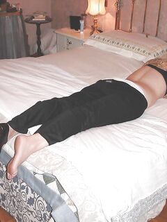 Dai puttana togliti le scarpe e mostra i tuoi piedi