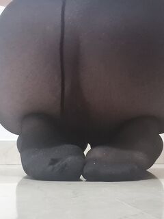 Culo e piedi sexy in calze nere