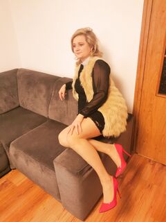 bella ragazza sottomessa italo-polacca allarga le gambe