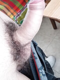 Il mio cazzo peloso misurato sul tavolo